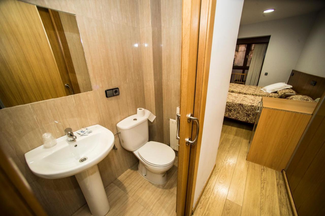 Hostal Caballeros Soria Buitenkant foto