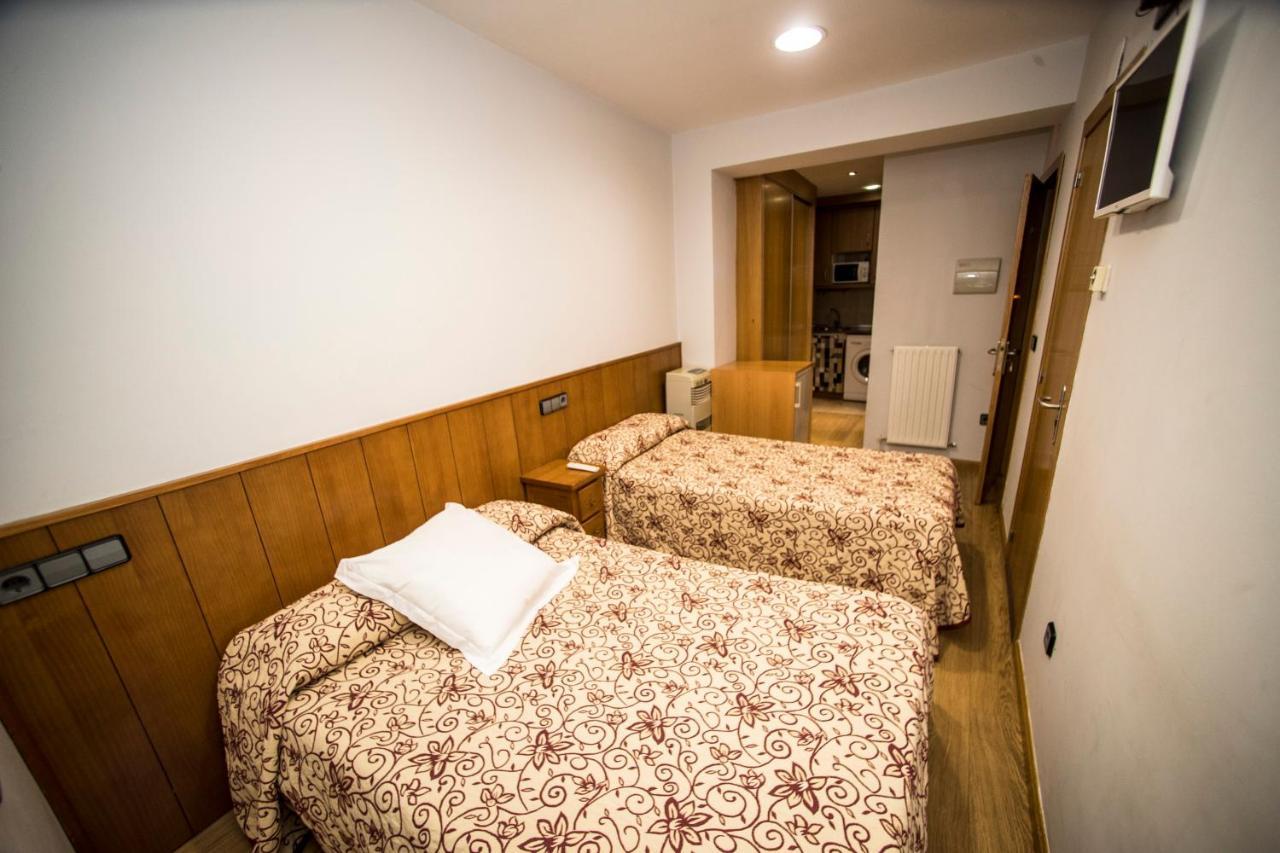Hostal Caballeros Soria Buitenkant foto