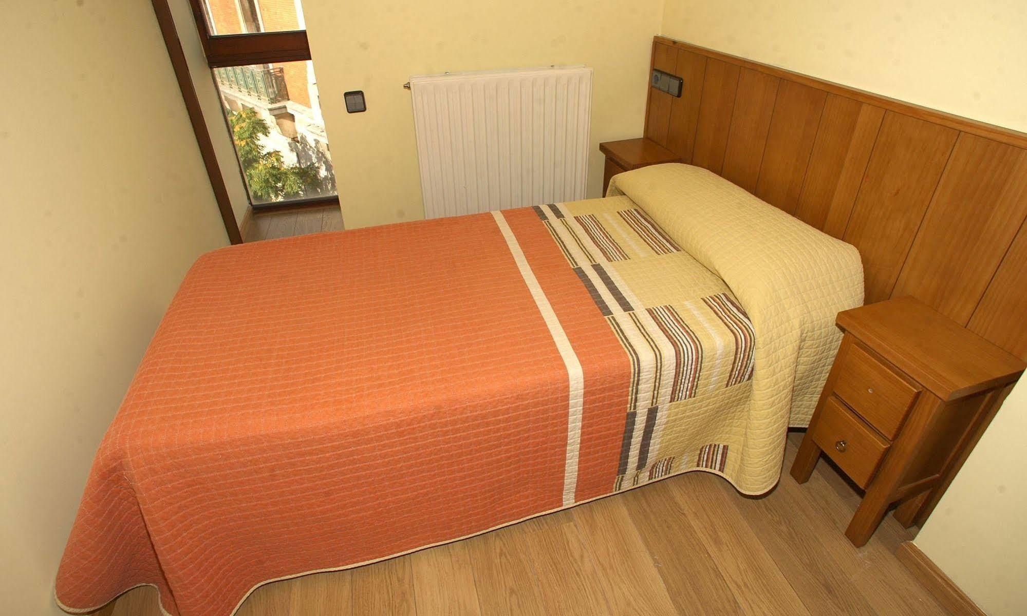 Hostal Caballeros Soria Buitenkant foto