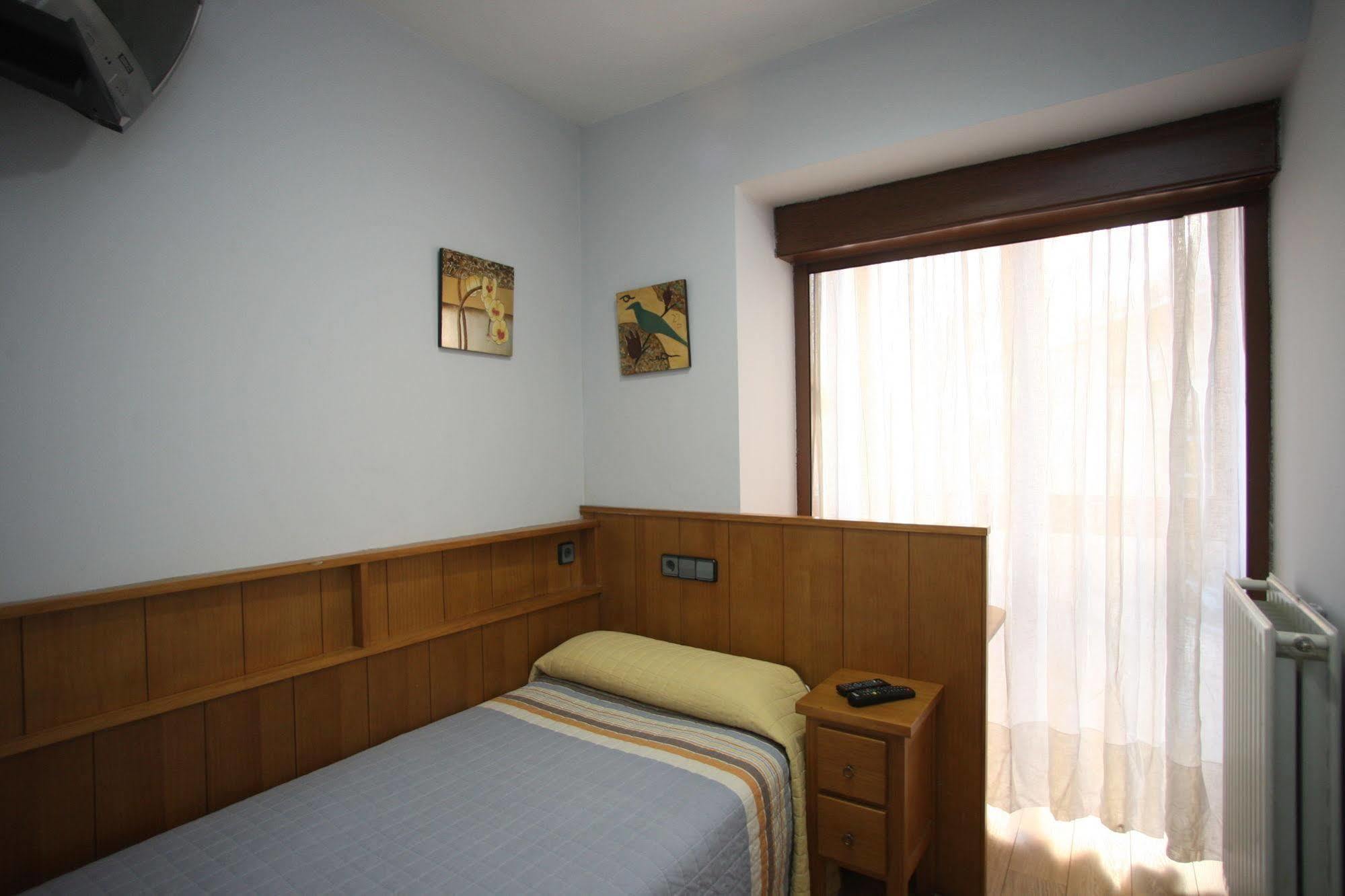 Hostal Caballeros Soria Buitenkant foto