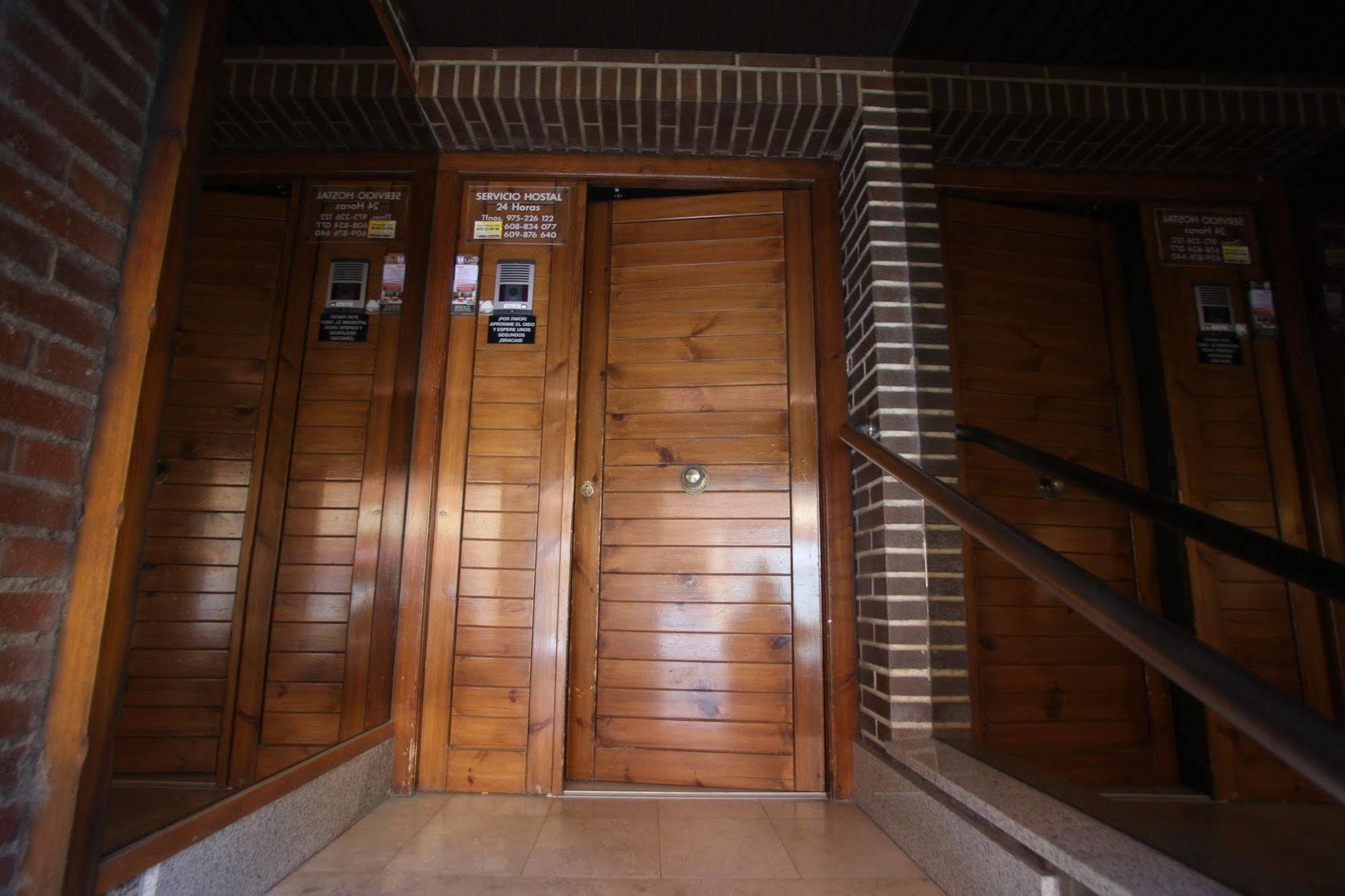 Hostal Caballeros Soria Buitenkant foto